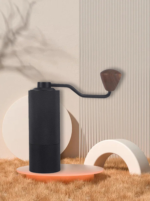 木製の穀物のライト級選手の屋外のコーヒー豆挽器の台所供給