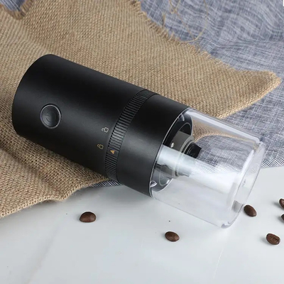 スマートな自動電気エスプレッソ・マシンを製粉する家の台所コーヒー豆の粉砕機