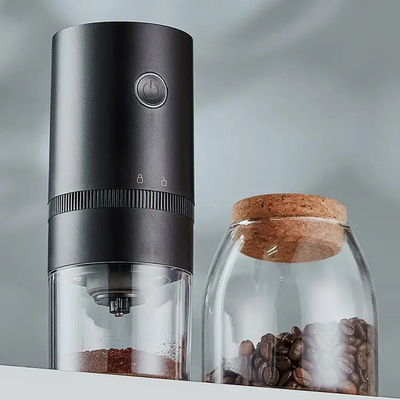 スマートな自動電気エスプレッソ・マシンを製粉する家の台所コーヒー豆の粉砕機