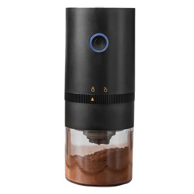 スマートな自動電気エスプレッソ・マシンを製粉する家の台所コーヒー豆の粉砕機