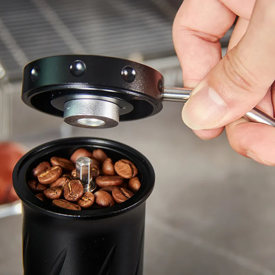 企業の円錐ボディ手動コーヒー豆の粉砕機の単一の線量のチタニウムのコーティング