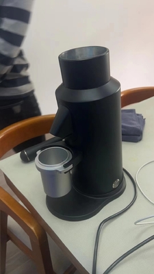 カーボン ブラックのコーヒー豆挽器機械世帯のエスプレッソのコーヒー円錐平らなぎざぎざT64